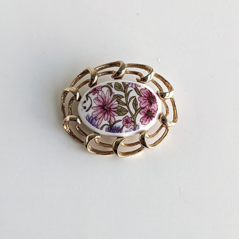 Vintage Sarah Coventry Porcelain brooch